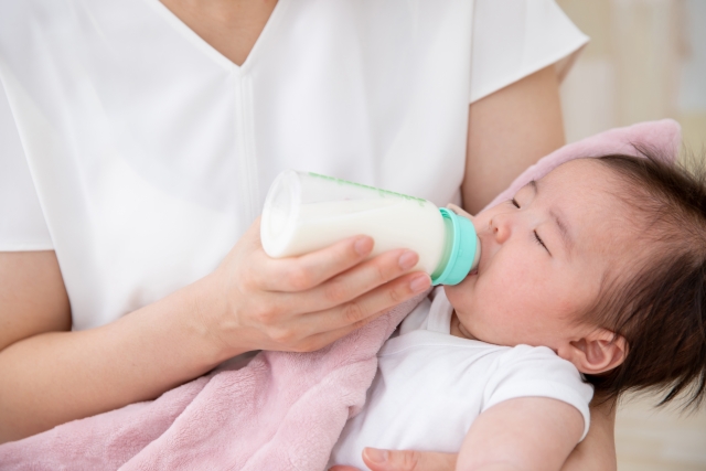 ミルクを飲む赤ちゃん