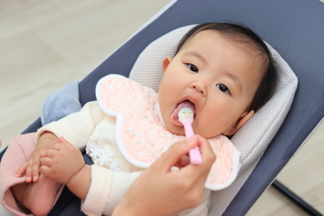 離乳食を食べる赤ちゃん