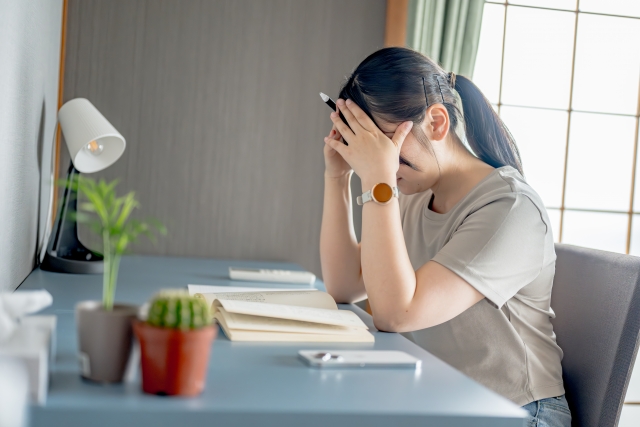 頭を抱える女性