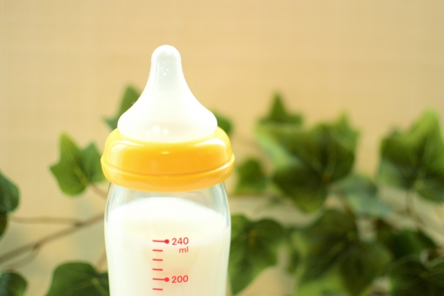 ミルクが入った哺乳瓶