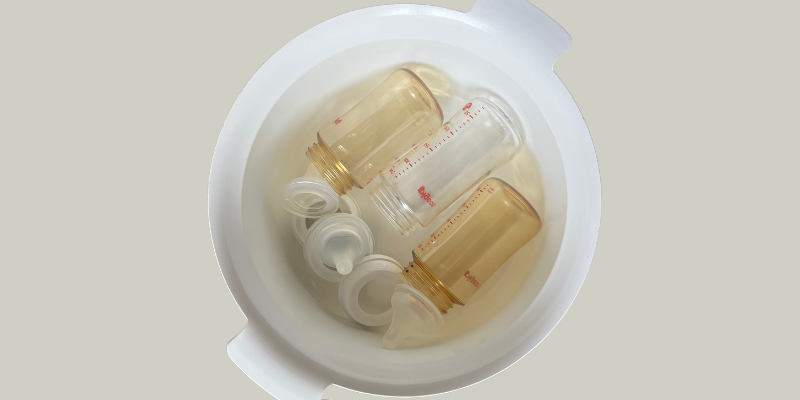 大鍋に入った哺乳瓶